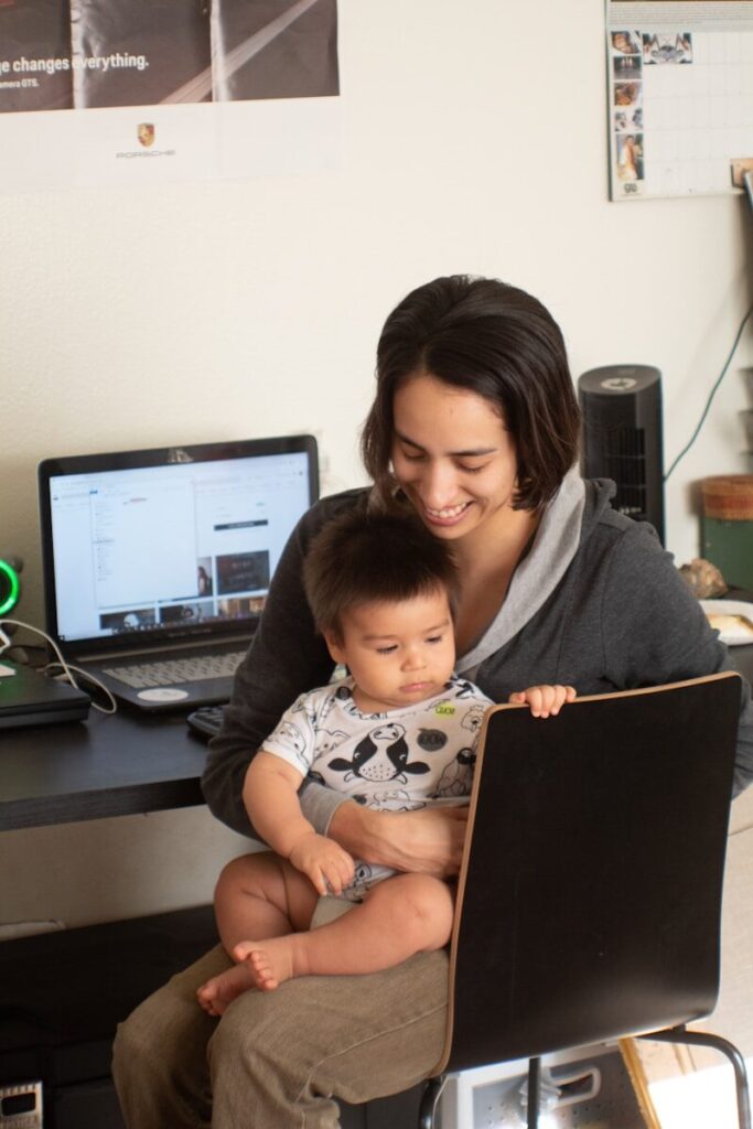 How to Get Grants for Single Mothers Going Back to School