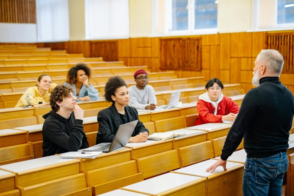 SCHOLARSHIPS FOR INTERNATIONAL STUDENTS WITHOUT A GREEN CARD